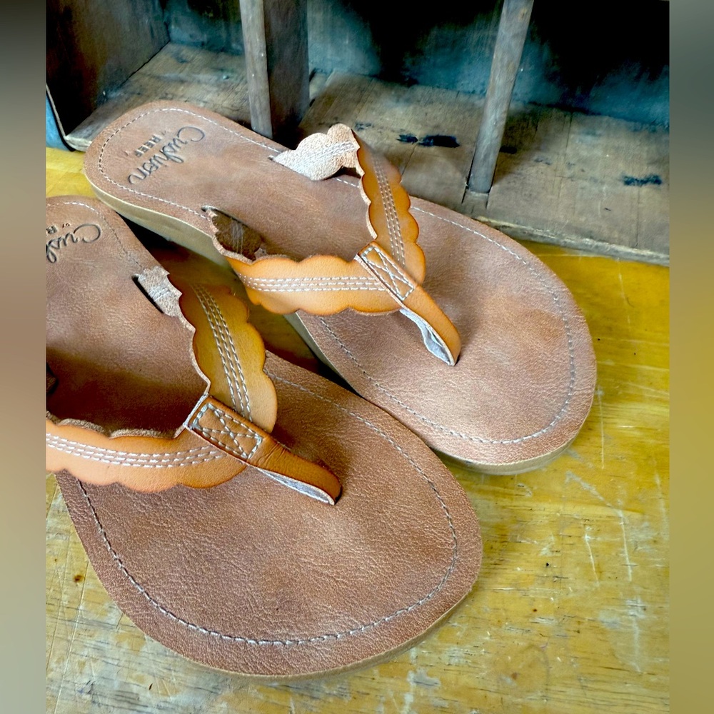 Reef Cushion Celine flip flops in natural 
Women’s size 7